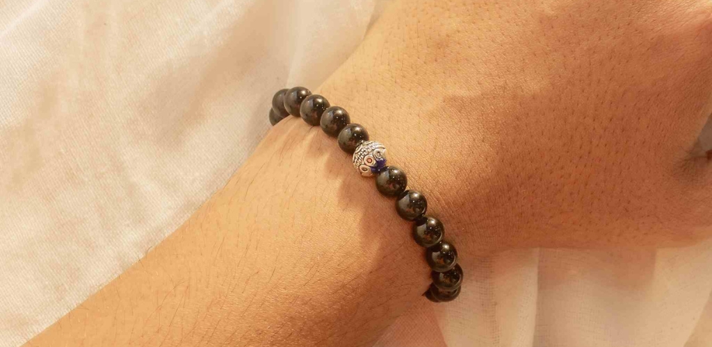 Which Hand to Wear a Black Onyx Bracelet